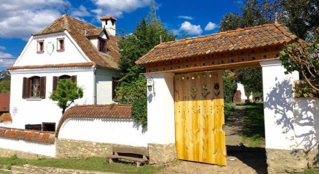 Tárt karokkal várja a turistákat a brit király erdélyi vendégháza